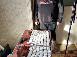 Хранил 236 пакетиков с наркотиками, оружие и металлоискатель: на Харьковщине «копы» задержали мужчину, - ФОТО