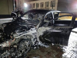 Посреди улицы в Харькове сгорел автомобиль (видео)