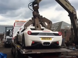 Полиция пустила под пресс Ferrari 458 Spider (видео)