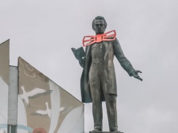 К 150-летию Леси Украинки на памятники в Дрогобыче надели галстуки