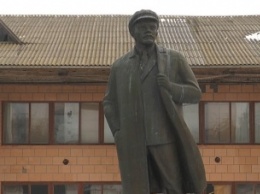 Собственника агрофирмы на Николаевщине вынуждают снести Ленина и Маркса