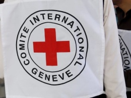 Красный Крест помогает перевозить маломобильных людей через линию разграничения