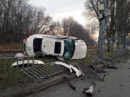 Жесть: на Запорожском шоссе "Инфинити" снесла забор и перевернулась