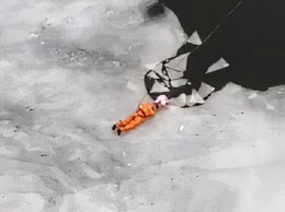 Пыталась спасти питомца: на Русановке под лед провалилась женщина с собакой