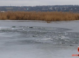 В Днепре двое рыбаков провалились под лед. Остальные продолжали рыбачить