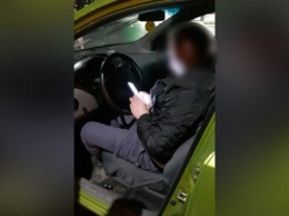 "Останови!": пьяный водитель такси чуть не угробил пассажиров. ВИДЕО