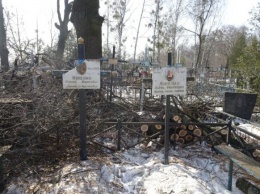 Как вандалы: на кладбище под Киевом коммунальщики испортили могилы