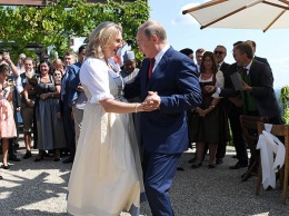 Танцевавшую с Путиным экс-главу МИД Австрии хотят трудоустроить в «Роснефть»