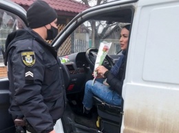 Веселиновские патрульные останавливали авто с женщинами за рулем и дарили им цветы
