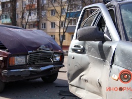 В Днепре на проспекте Калнышевского столкнулись Lada и "Жигули": двоих увезла скорая