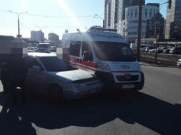 На Холодной Горе автомобиль "ВАЗ" нарушил ПДД и столкнулся со "скорой", - ФОТО