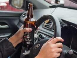 "Я абсолютно трезвый!" В Мариуполе водитель демонстративно пил алкоголь на глазах патрульных, - ВИДЕО