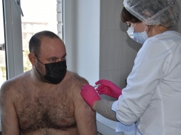 В Николаеве от вакцину от коронавируса получили замгубернатора, нардеп и начальник облздрава (ФОТО)