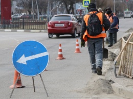 В Никополе коммунальщики убирают дороги от иловых отложений
