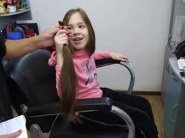 Юная никопольчанка с инвалидностью отдала свои волосы на парики для онкобольных девочек
