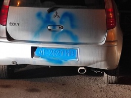Автомобили на нескольких жилмассивах Днепра ночью массово атаковали вандалы