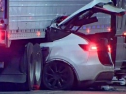 Tesla влетела под грузовик: жертв нет!