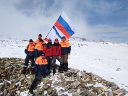 Спасатели водрузили флаги на вершины трех крымских гор