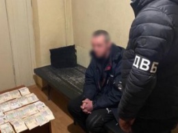 Житель Днепра предлагал полицейской взятку в 1 тыс. долларов за непривлечение к ответственности