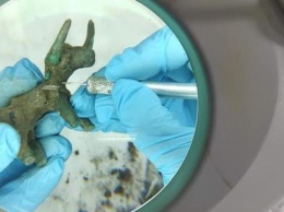 Греческие археологи нашли в Олимпии бронзовый идол быка