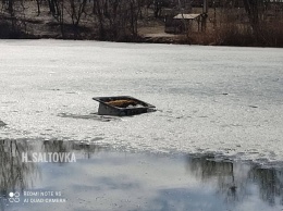 Харьковчанин выловил железную ванну из реки с помощью магнита. Фото