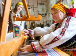 На Закарпатье в сельском музее во время пандемии начали учить ткачеству и создавать гуни