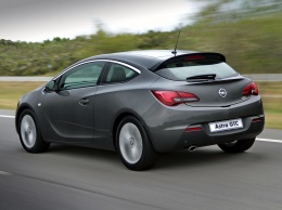 Абсолютно новый Opel Astra позирует перед камерой фотошпионов