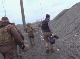 По щиколотку в грязи, требовал от Байдена НАТО, оружия и денег. Что Зеленский делал на Донбассе. Репортаж CNN