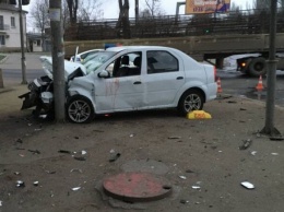 На поселке Котовского машина влетела в остановку: пострадали три человека