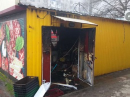 На Салтовке в Харькове сгорел продовольственный ларек