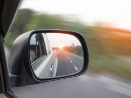Почему на автомобилях не ставят камеры вместо зеркал заднего вида: ответ от Mercedes-Benz