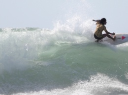 В Сальвадоре серфингистка погибла от удара молнии во время подготовки к Олимпиаде