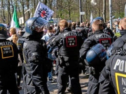 Под Бундестаг вышли тысячи людей на «карантинный» протест
