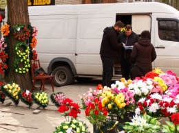Жителей Днепра просят не нести на кладбища пластиковые цветы