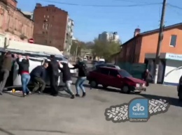 В Харькове "девятка" уложила на бок джип (видео)