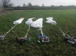 На кордоне с РФ пограничники обнаружили упаковки с парашютами