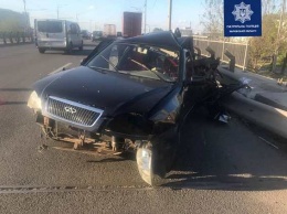 Авария в Харькове: грузовик смял легковушку, есть пострадавшие (фото)