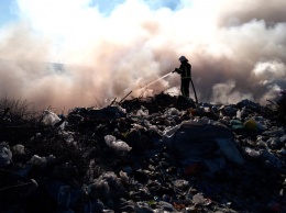 Возгорание на свалке в Днепропетровской области тушат более четырех часов