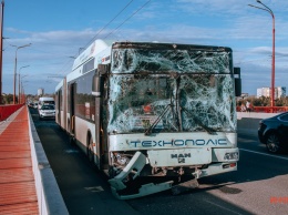 В Днепре на Новом мосту столкнулись ВАЗ и 2 автобуса: 3 человек забрала скорая, образовалась пробка