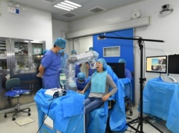 Китайский робот-стоматолог вставляет зубы
