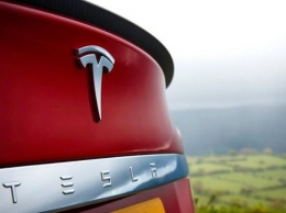На гоночной трассе замечен электрокар Tesla Model S Plaid с выдвижным спойлером на крышке багажника