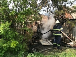 На Харьковщине в масштабном пожаре сгорели три гаража: огонь едва не уничтожил соседние, - ФОТО