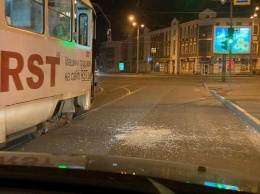 В Харькове два пьяных пассажира бросались на водителя трамвая и выбили ногами окно, - ФОТО