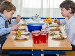 В Украине вводят новое школьное меню: что будут есть дети в столовых