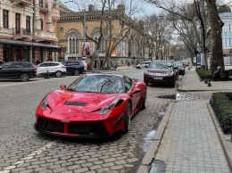 В Украине заметили яркий тюнингованный суперкар Ferrari