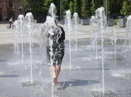 Николаевцы уже купаются в фонтанах на Соборной площади