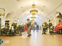 Раненные на носилках и взрыв в метро: как в Киеве антитеррористические учения проводили