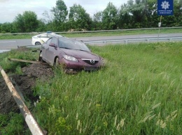 Внезапно сел за руль, опасно ехал по дороге и попал в ДТП: в Харькове полицейские устроили погоню за пьяным водителем, - ФОТО