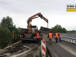 На дороге Чугуев-Меловое дорожники перешли к ремонту второй половины моста через Северский Донец