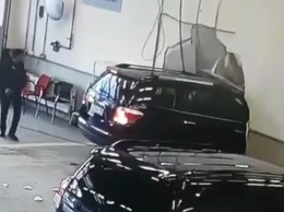 Водитель протаранил стену автосалона на внедорожнике (видео)